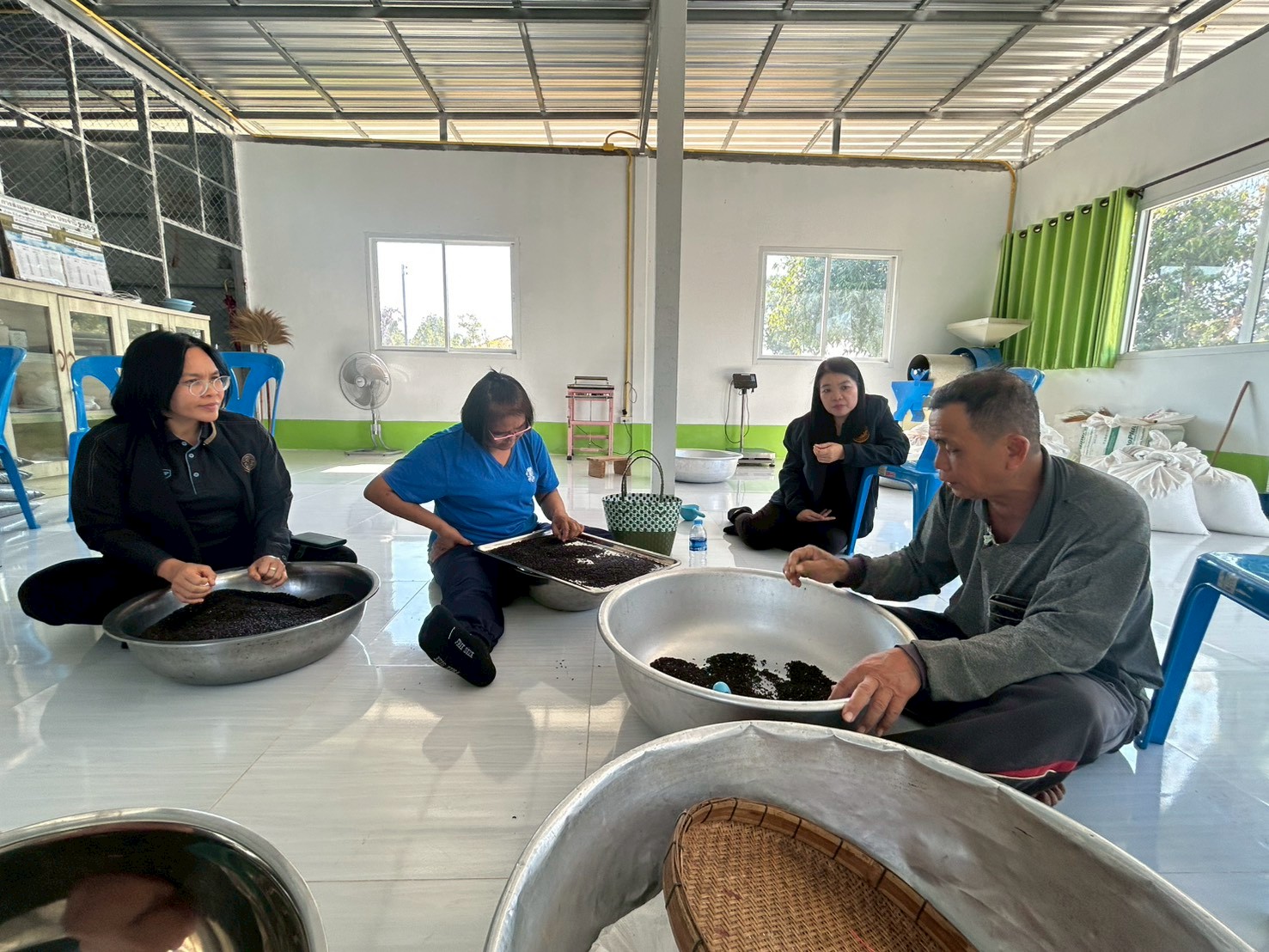 title - ส.ป.ก.ยโสธร ตรวจเยี่ยมเกษตรกรกลุ่มแปลงใหญ่สมุนไพรและเกษตรกรวิสาหกิจชุมชนแปรรูปข้าวเกษตรอินทรีย์บ้านโนนยาง ในเขตปฏิรูปที่ดิน ในพื้นที่ตำบลคำน้ำสร้าง และตำบลกำแมด อำเภอกุดชุม จังหวัดยโสธร 